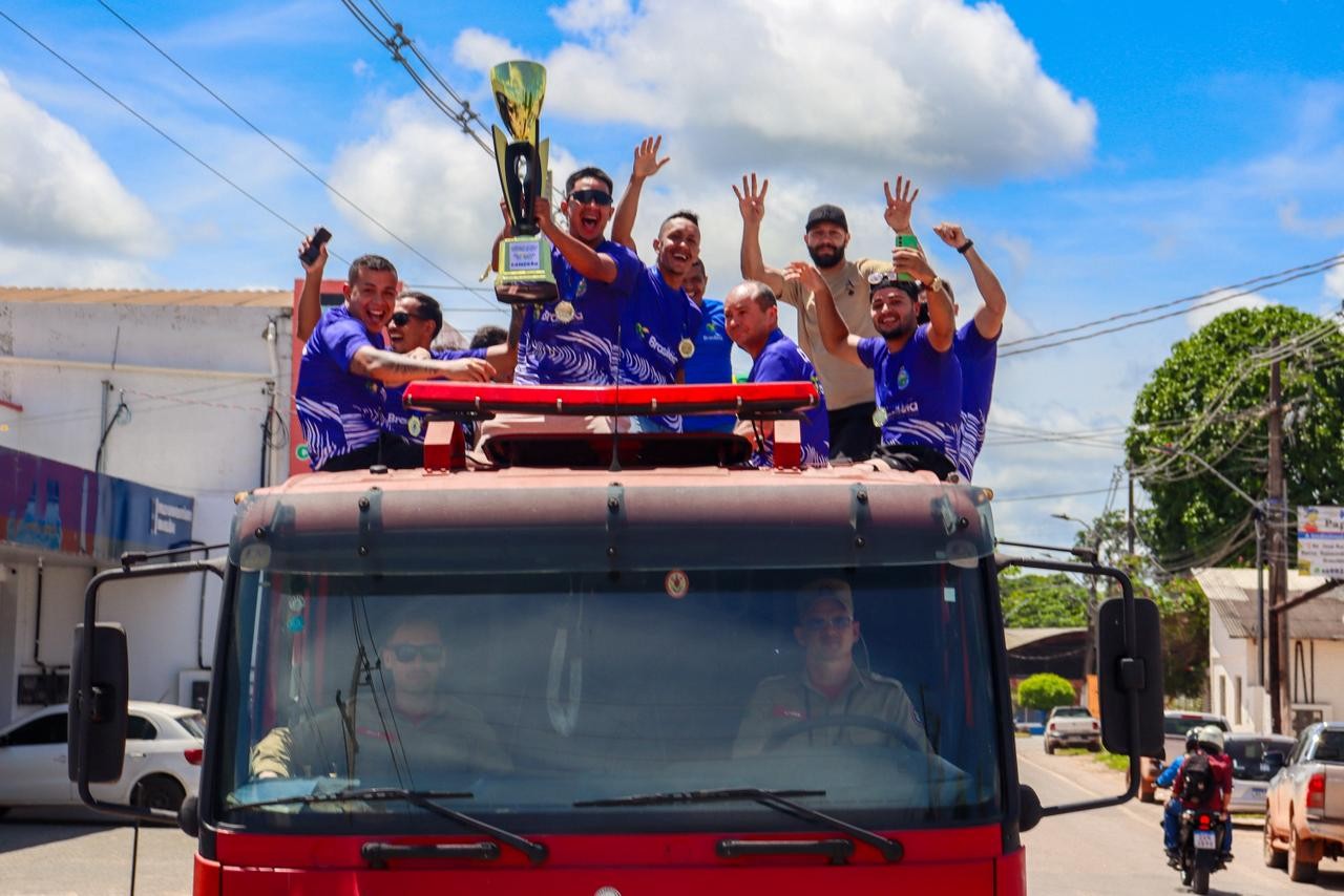 Tetracampeão acreano de futsal, Brasiléia desfila em carro aberto no interior