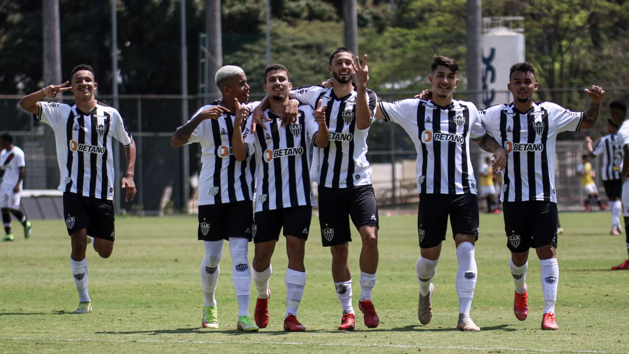 Santa Cruz acerta a contratação do lateral-direito Hamilton, ex-Galo