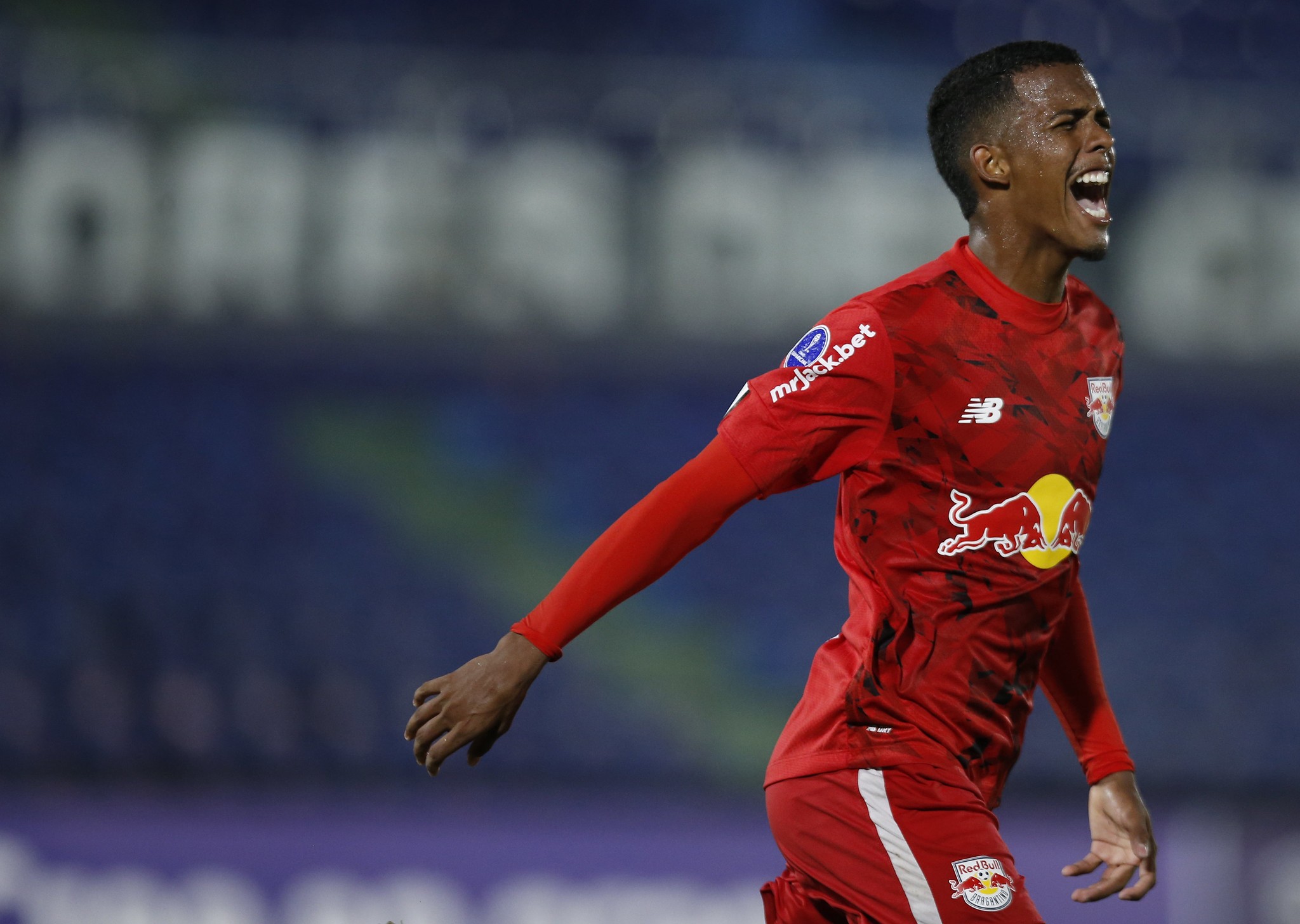 Bragantino empresta atacante Talisson para o Avaí