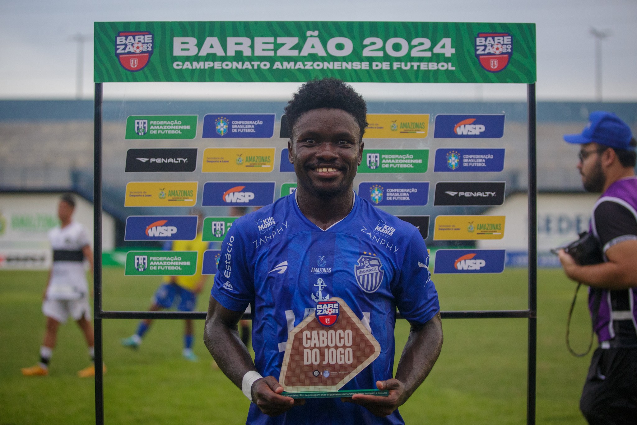 Seleção de Camarões convoca o volante Kamdem, com passagens no futebol amazonense