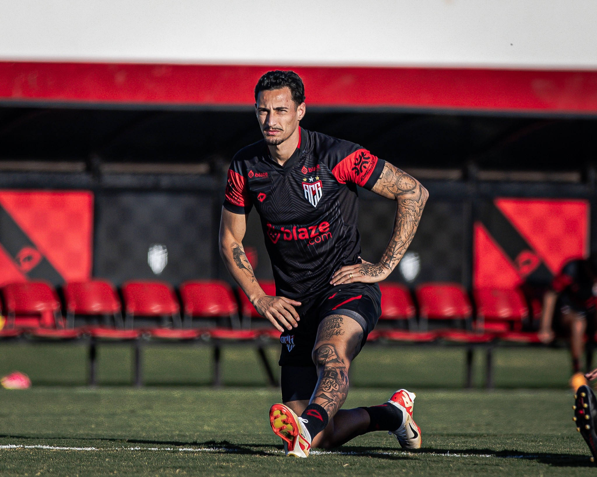 Atacante Derek volta de empréstimo e reforça o Atlético-GO em 2026