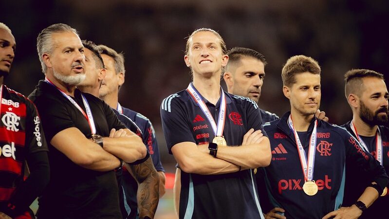 Salário em discussão com o Flamengo faria de Filipe Luís o treinador mais bem pago do Brasil