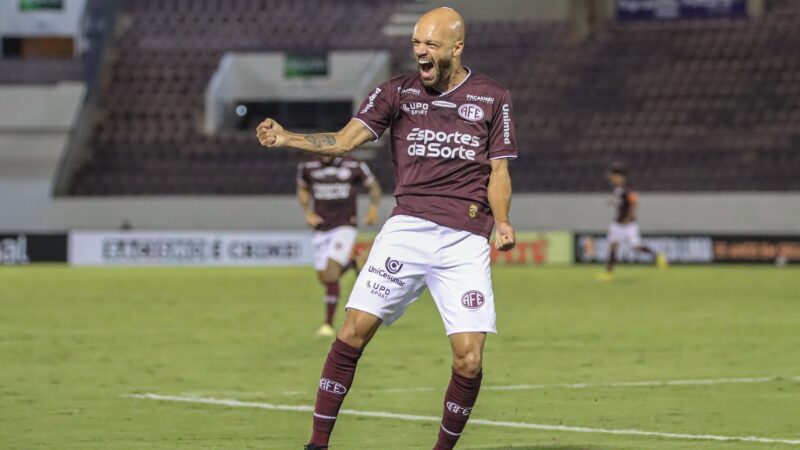 Corrêa quer Carlão na Ferroviária, mas admite busca por reposição