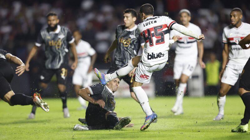 Supersticioso, atacante Lucca quer manter em 2026 a numeração do primeiro gol pelo São Paulo