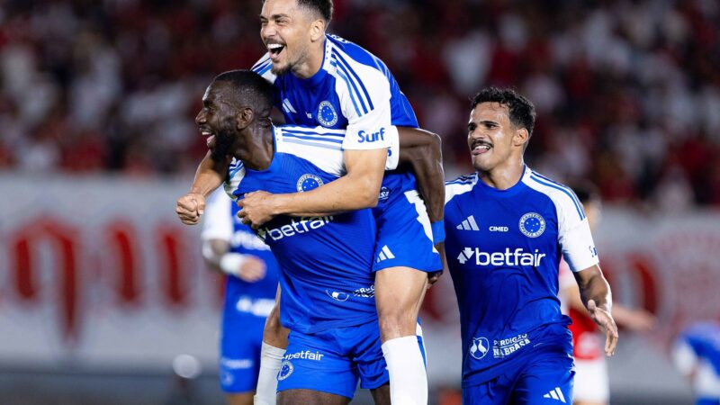 Cruzeiro oficializa saída de três jogadores