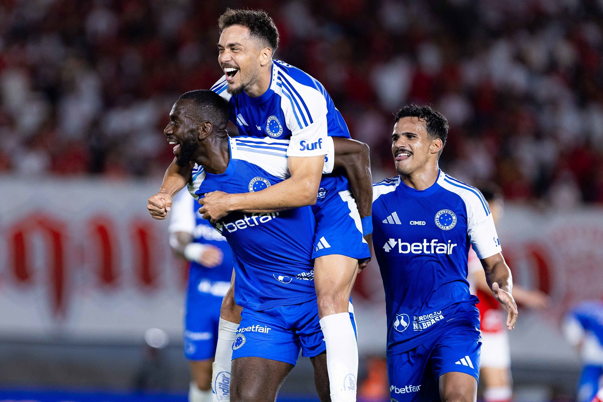 Cruzeiro oficializa saída de três jogadores