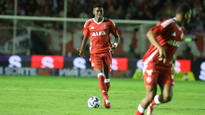 Flamengo e Vitão superam pendências, e zagueiro é esperado na terça no Rio para assinar contrato