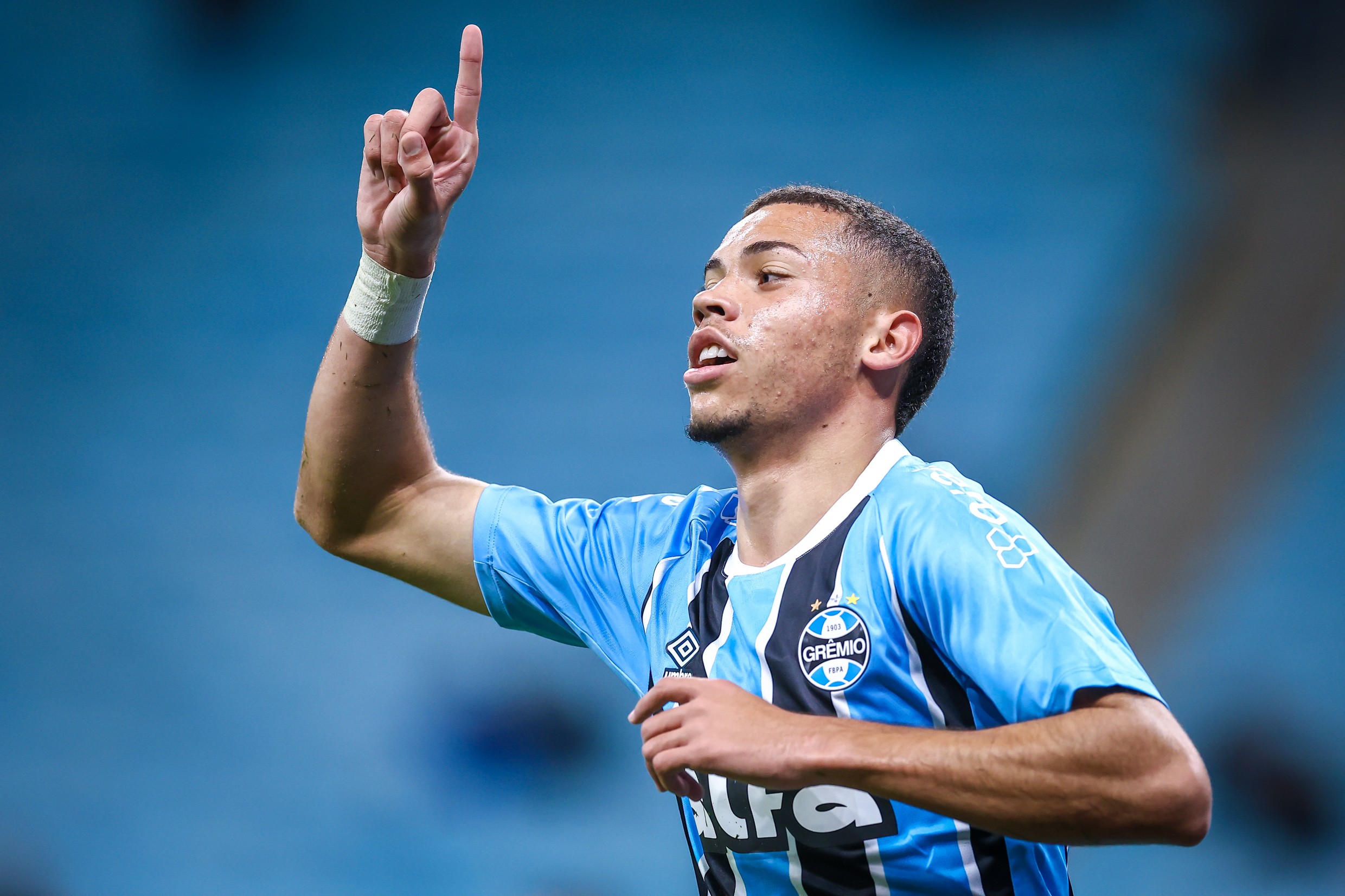Grêmio encaminha venda de Alysson a clube inglês; confira detalhes