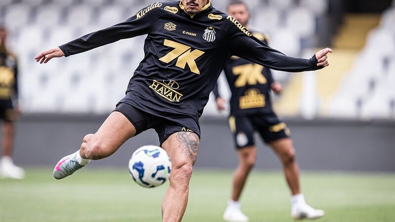 Escalação do Santos: Tiquinho Soares treina e está à disposição para jogo contra o Cruzeiro