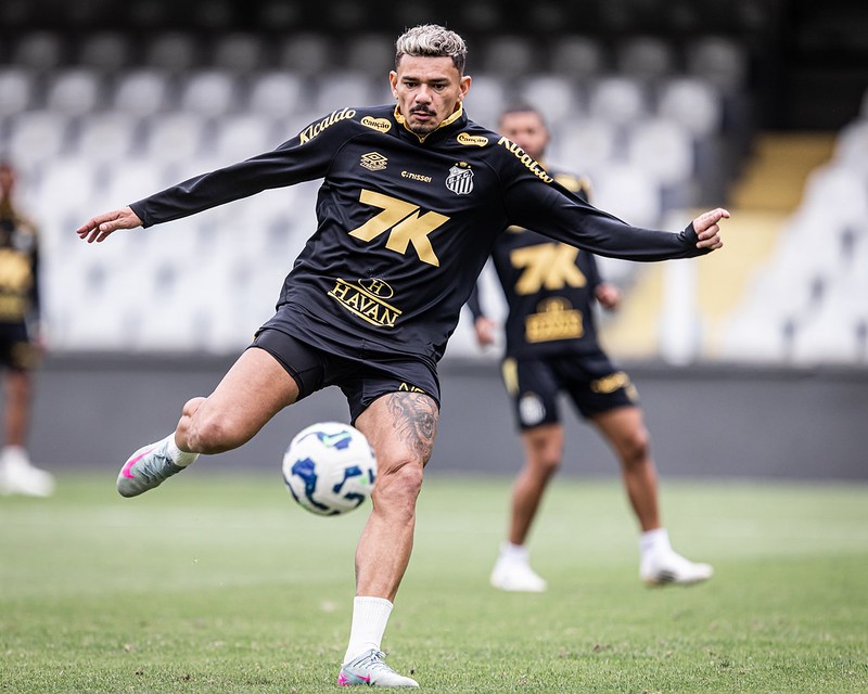 Escalação do Santos: Tiquinho Soares treina e está à disposição para jogo contra o Cruzeiro