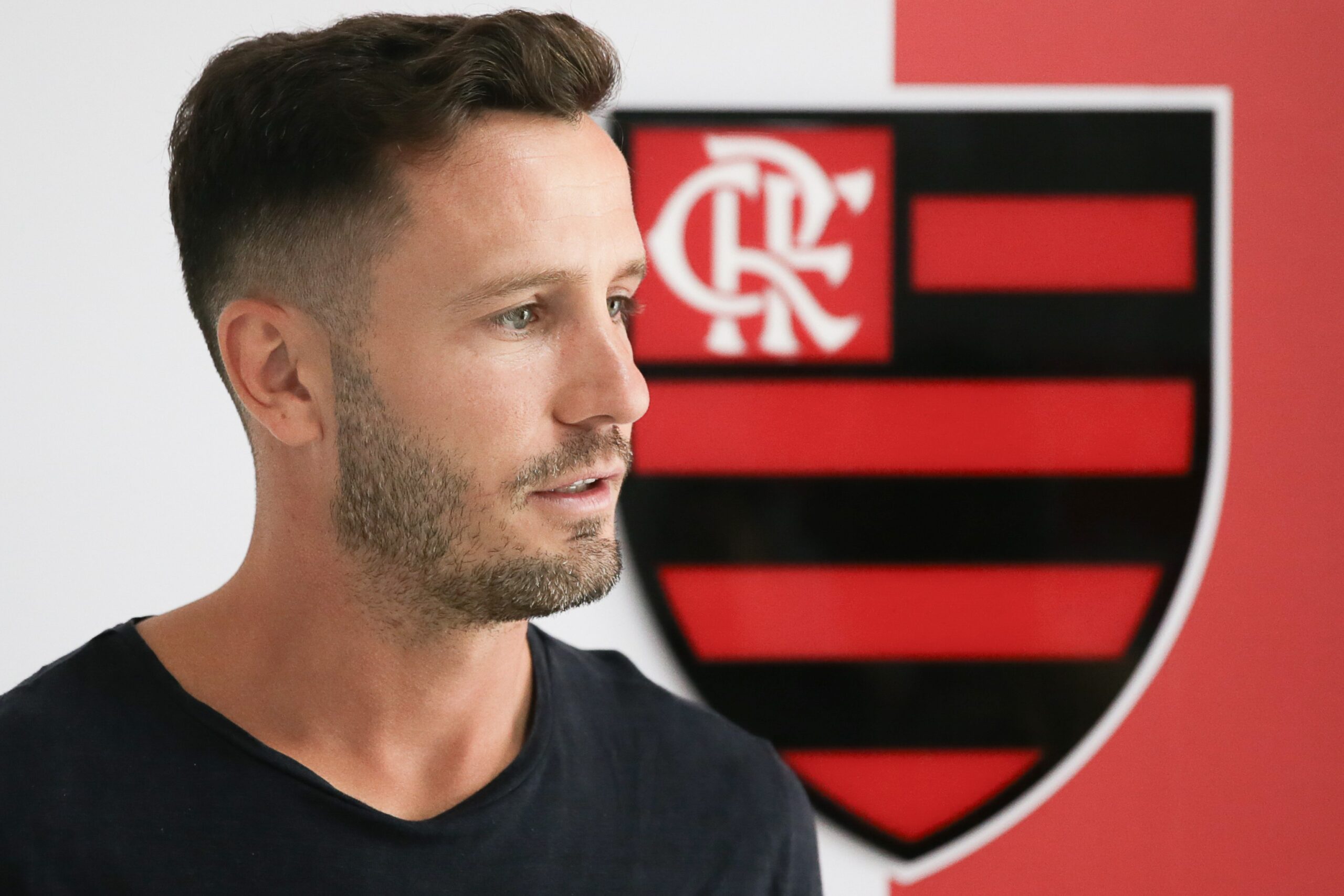 Saúl buscará outra opinião antes de decidir sobre cirurgia que pode afastá-lo do Flamengo por até quatro meses