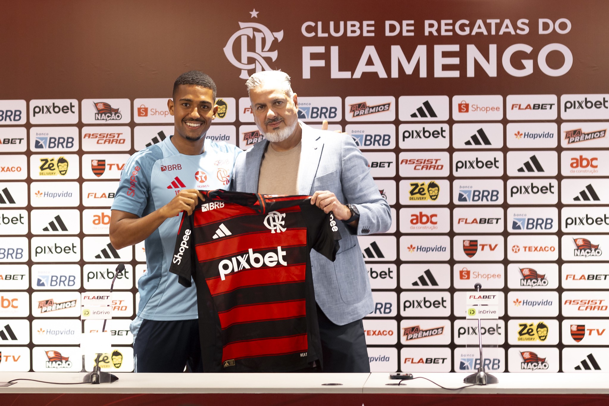 Flamengo mira mercado brasileiro e tem negociações encaminhadas com dois reforços para 2026