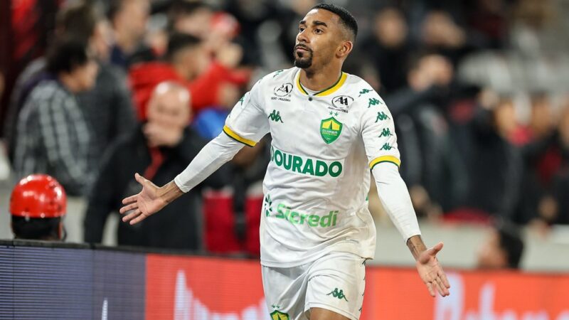 Vitória anuncia a contratação do lateral-direito Mateusinho