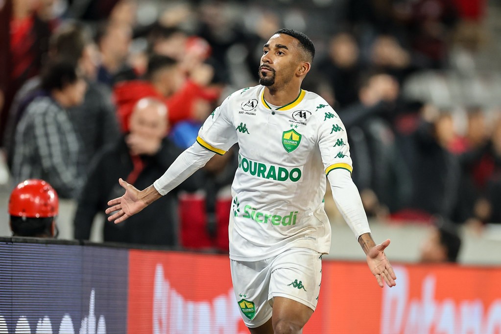 Vitória anuncia a contratação do lateral-direito Mateusinho