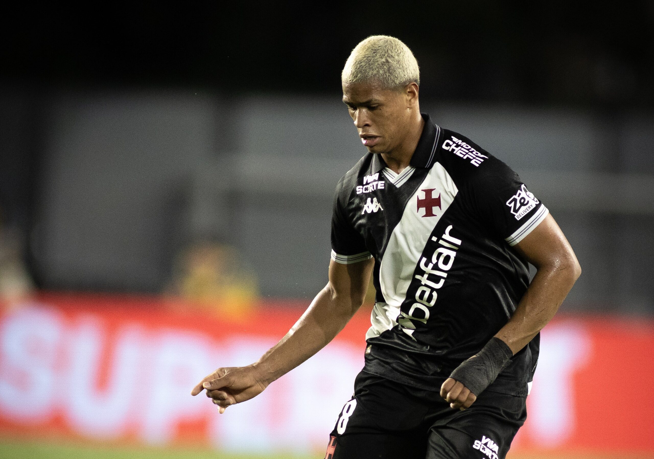 Vasco faz reformulação no meio-campo e deve ir ao mercado por volante