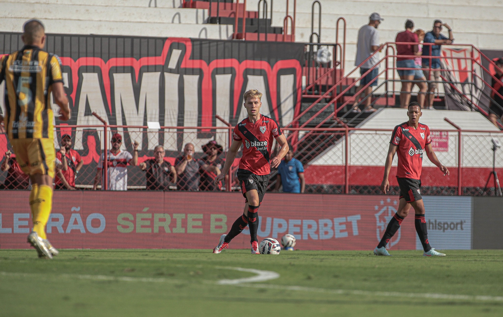 Grêmio recebe propostas e sondagens por volante Ronald; saiba detalhes