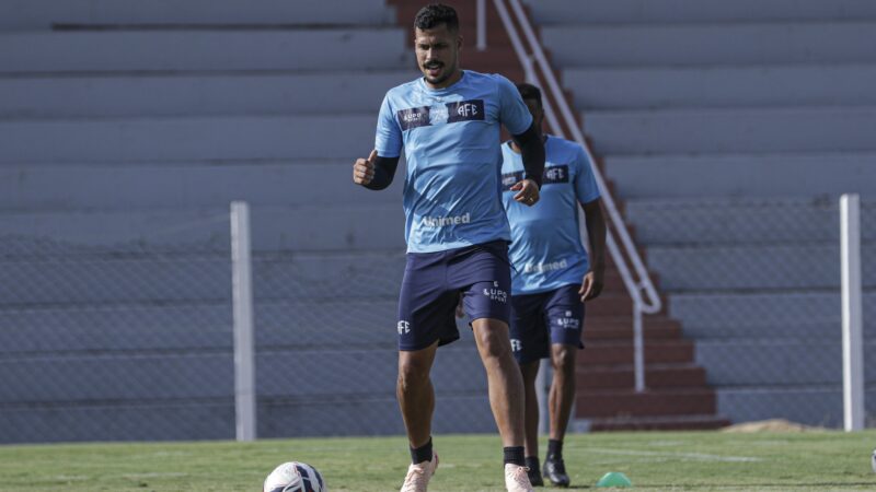 Zagueiro com multa milionária desperta interesse de clubes da Série A; saiba quem é