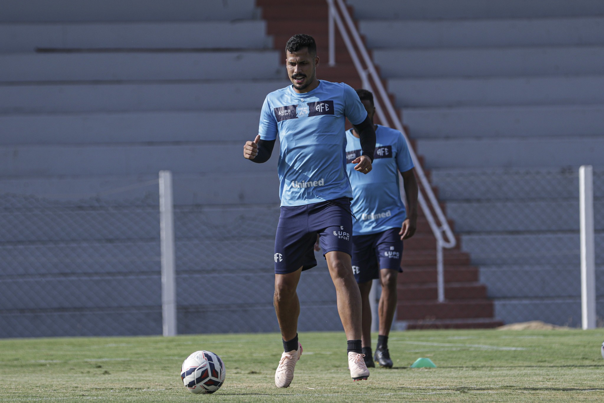 Zagueiro com multa milionária desperta interesse de clubes da Série A; saiba quem é