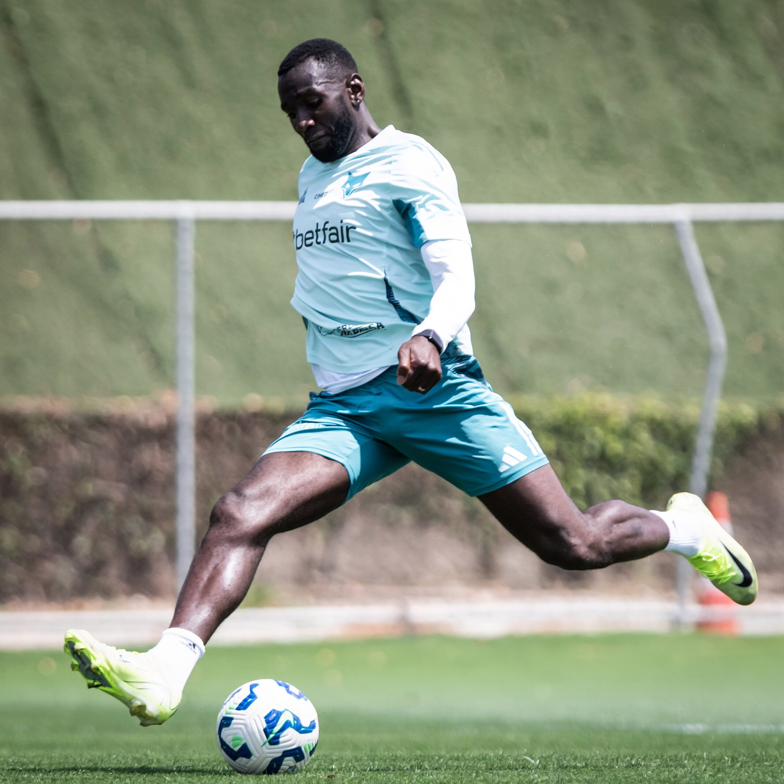 Com saídas de Bolasie, Eduardo e Gamarra, Cruzeiro inicia mudanças no elenco para 2026