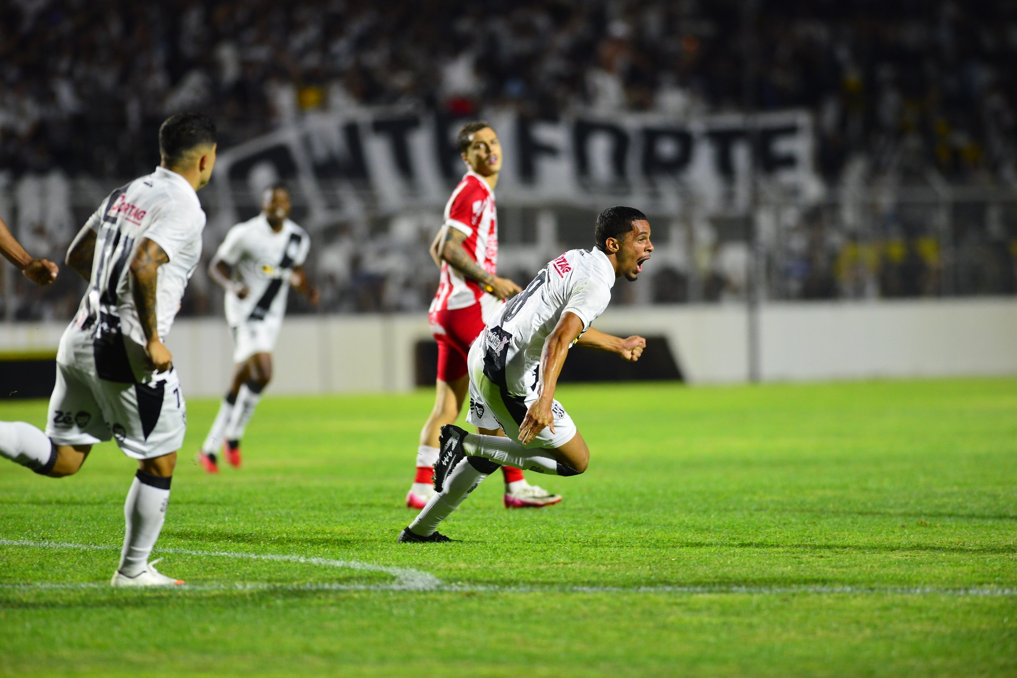 Após impasse, Ponte renova com autor de gol do acesso; veja tempo do contrato