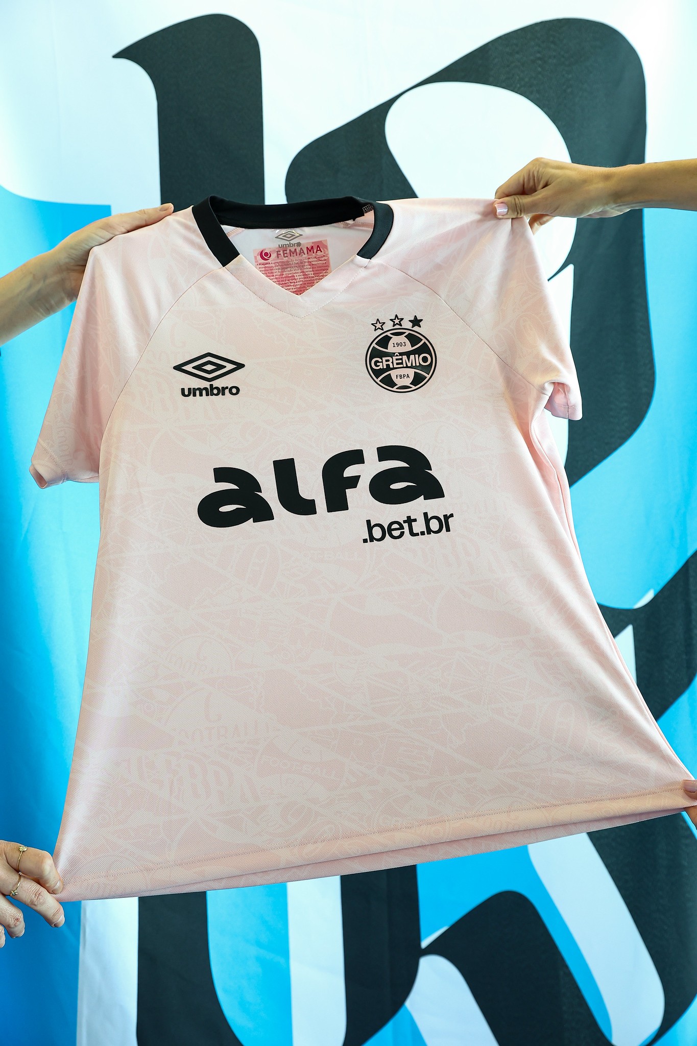 Grêmio faz promoção de camisa rosa um dia após fala homofóbica de Abel Braga