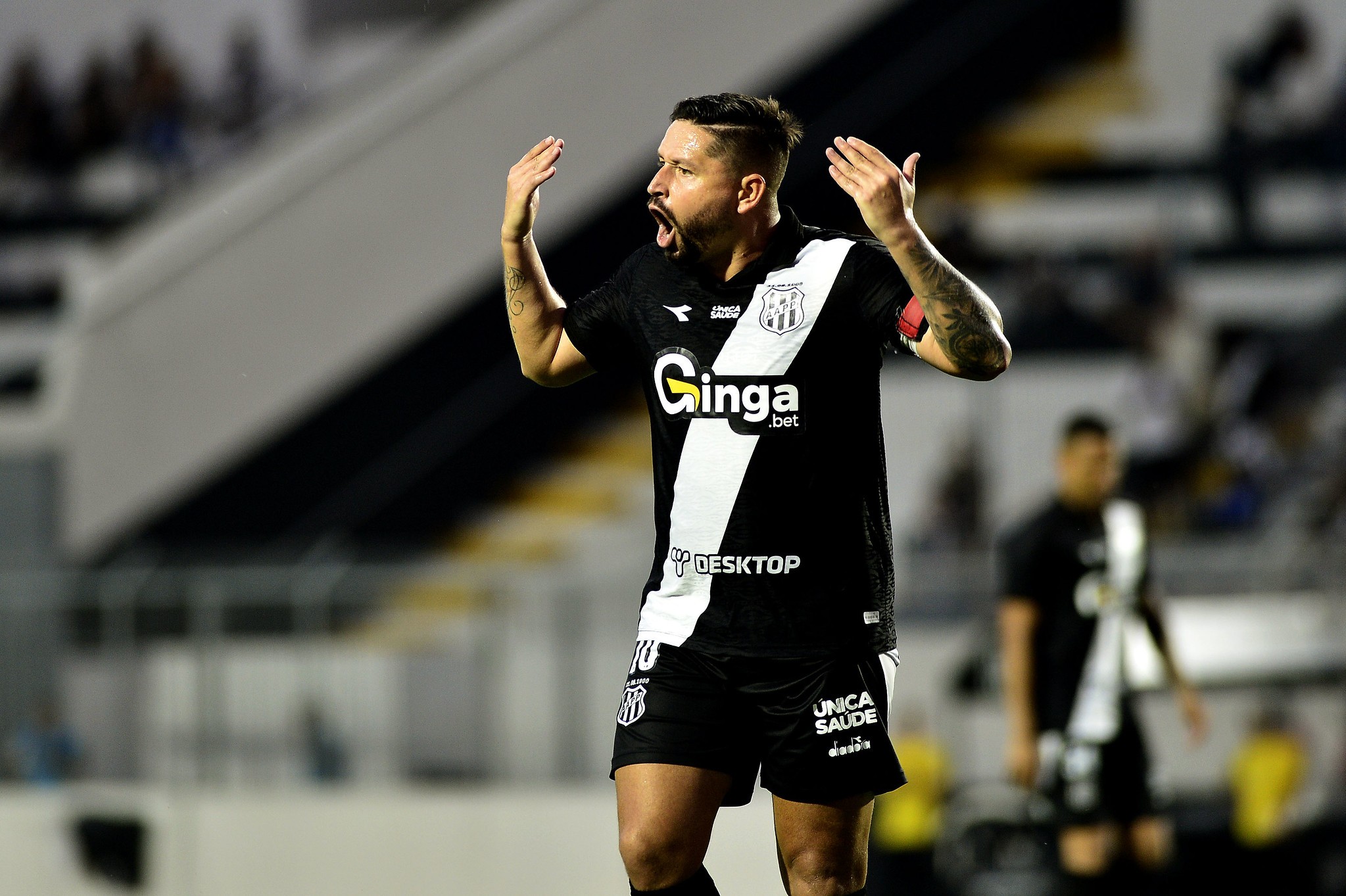 Elvis recusa outras ofertas para ficar na Ponte em 2026