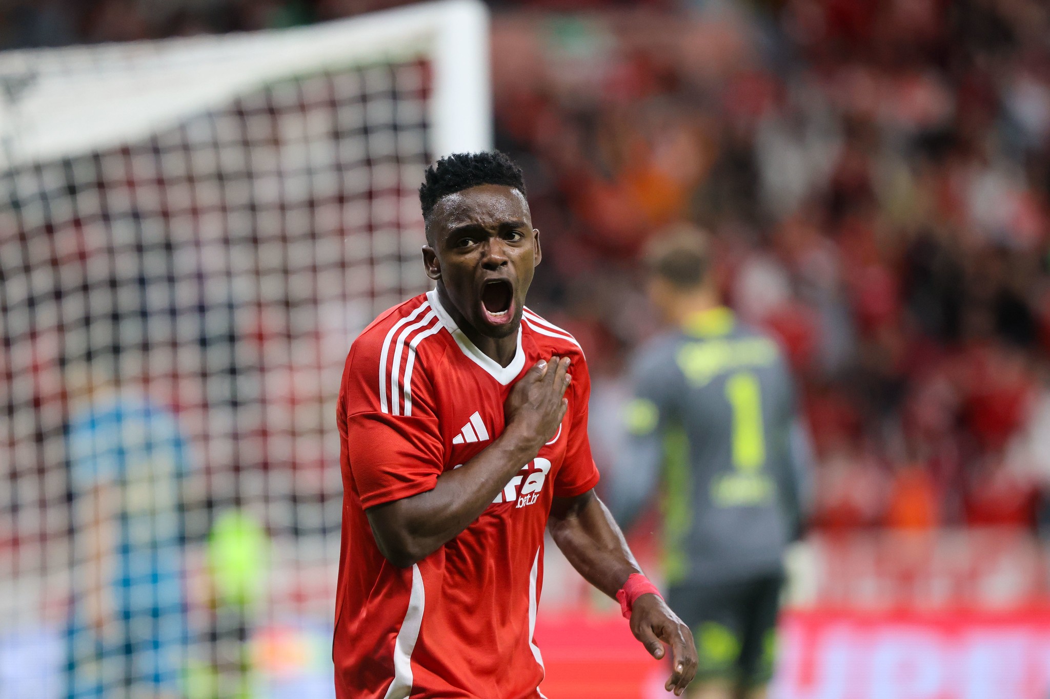 Botafogo faz contato por Carbonero, do Internacional