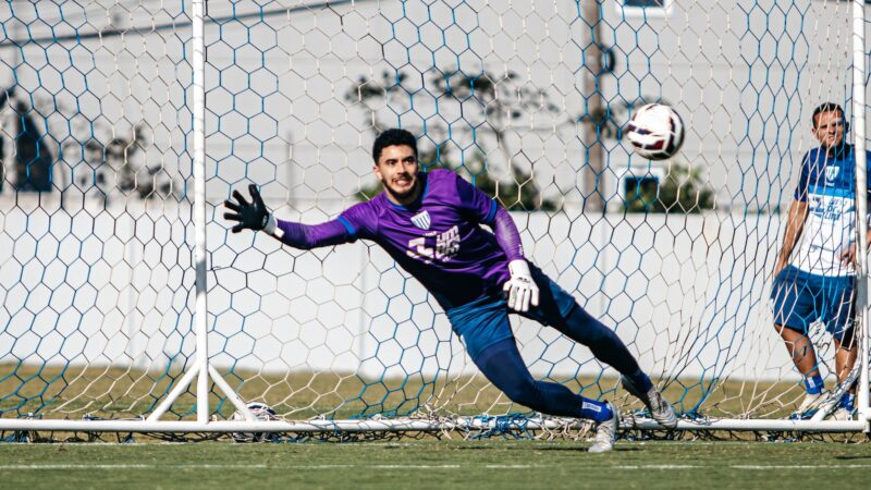 Goleiro pede rescisão por dívidas e cobra mais de R$ 2 milhões do Avaí na Justiça
