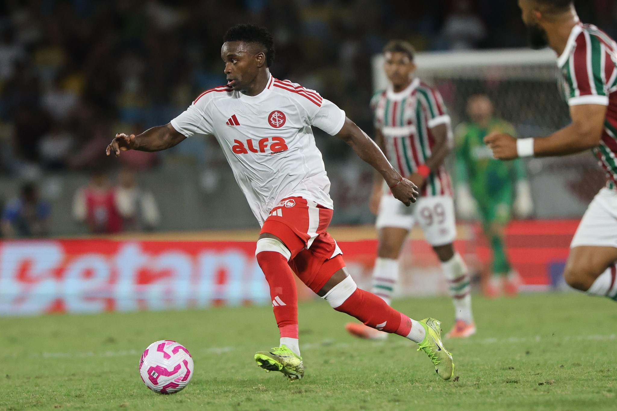 Saiba o que o Botafogo pensa sobre a contratação de Carbonero, do Internacional