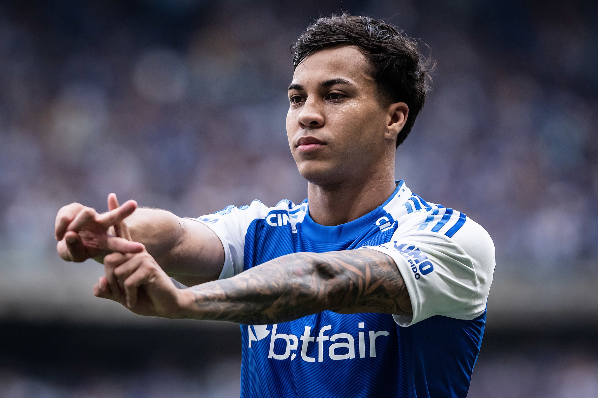 Artilheiro do Brasileirão pelo Cruzeiro, Kaio Jorge recebe troféu Roberto Dinamite