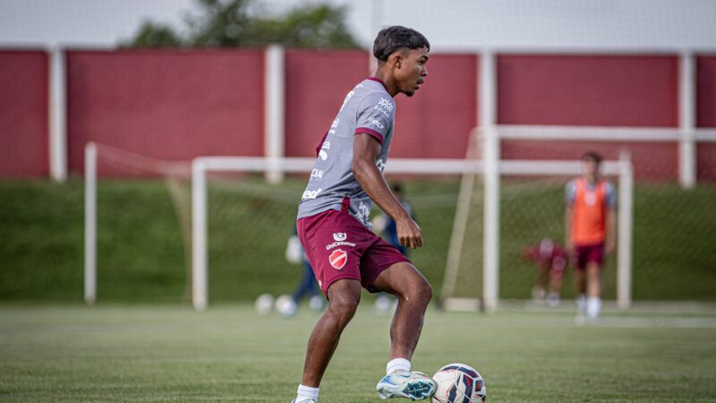 Atacante acusado de agredir mulher em bar do RJ inicia pré-temporada no Vila Nova