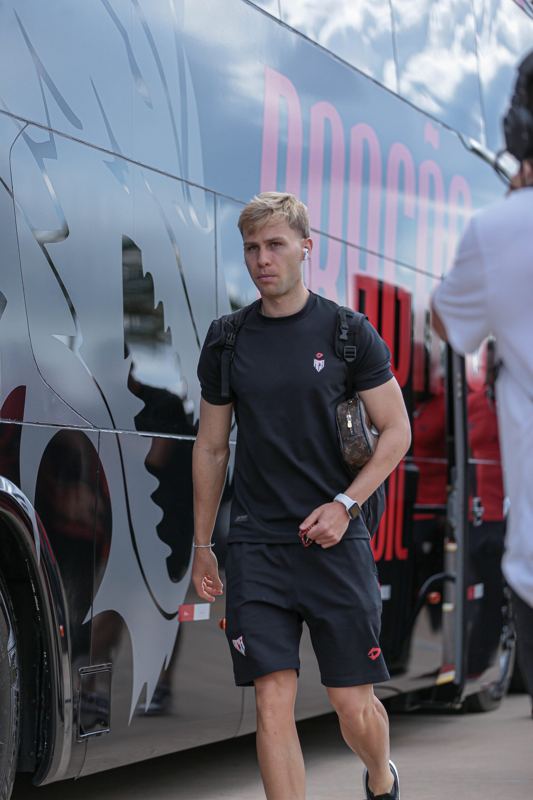 Goiás entra na disputa com Atlético-GO pelo volante Ronald