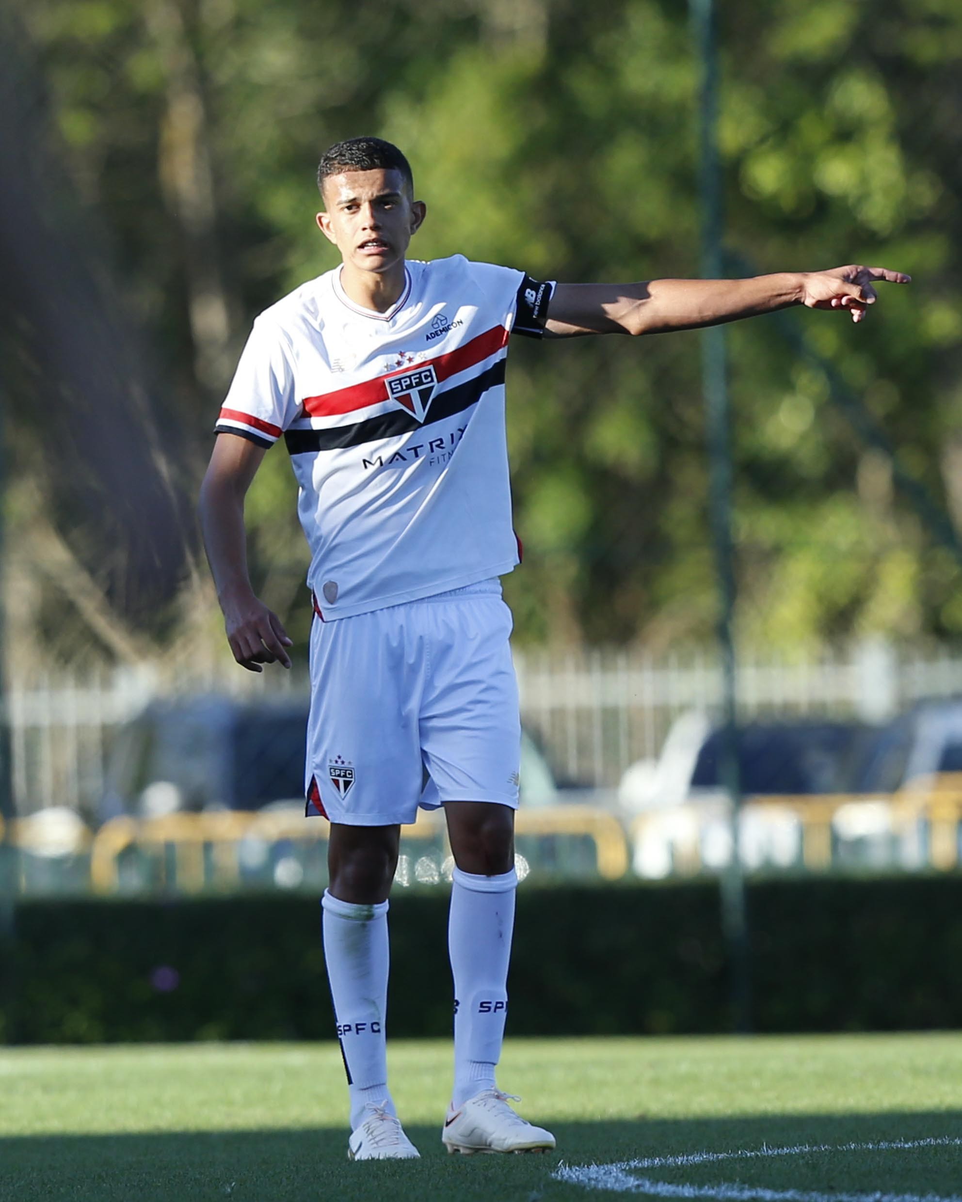 Zagueiro sub-20 do São Paulo detalha evolução com Allan Barcellos: “Maturidade dentro e fora de campo”