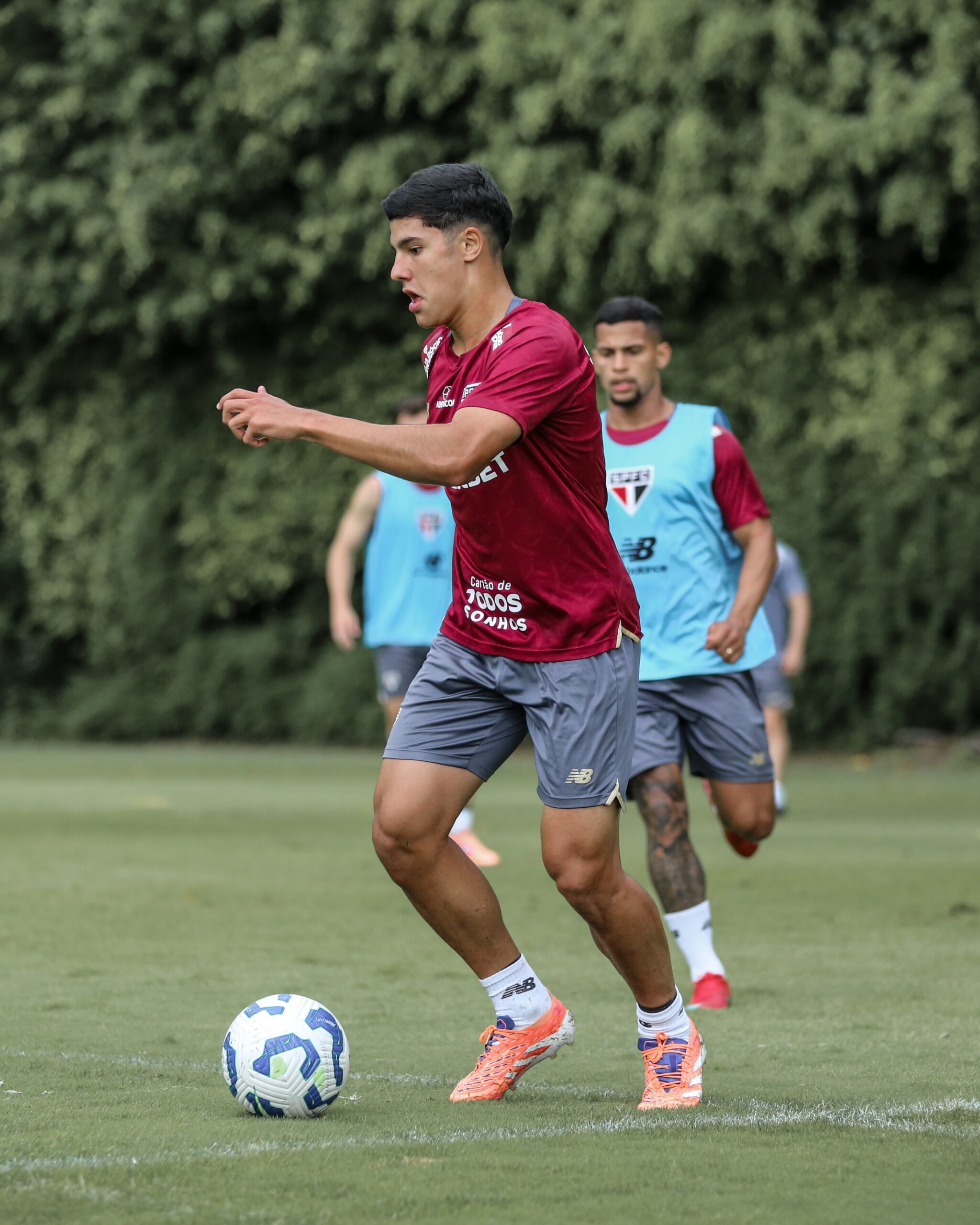 Sem Patryck, São Paulo dará espaço para promessa da base na lateral esquerda