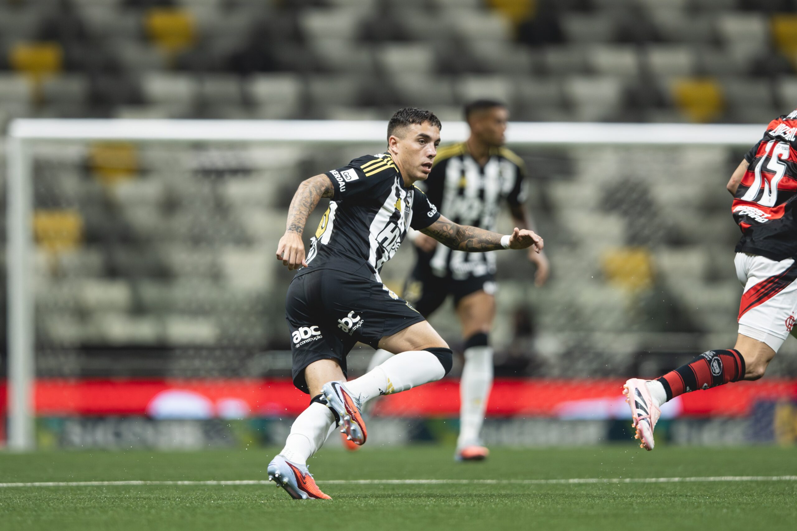 Com renovação travada no Atlético-MG, Saravia caminha para deixar o clube no fim do ano