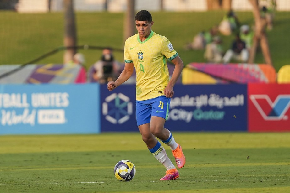 No Grêmio, Luís Eduardo fecha 2025 com estreia no profissional e com Mundial sub-17 na bagagem