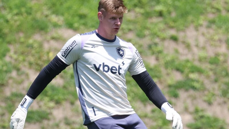 Com quatro titulares em 2025, Botafogo revive dilema no gol antes de duelo decisivo no Brasileiro