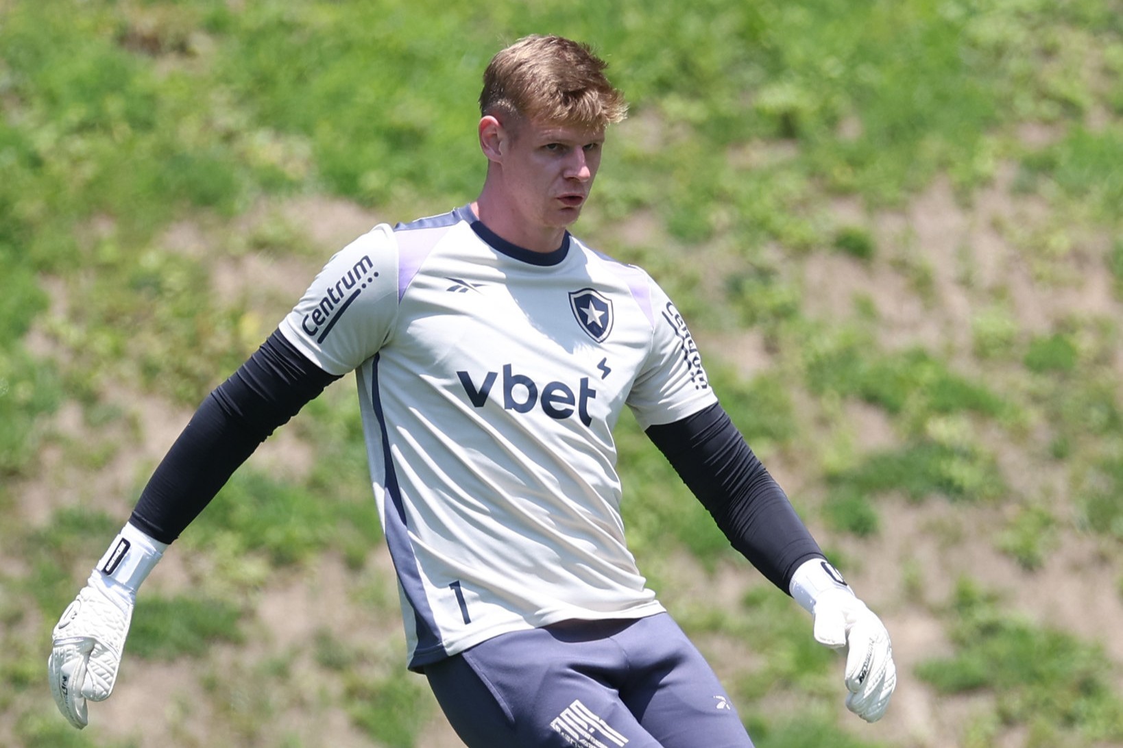 Com quatro titulares em 2025, Botafogo revive dilema no gol antes de duelo decisivo no Brasileiro