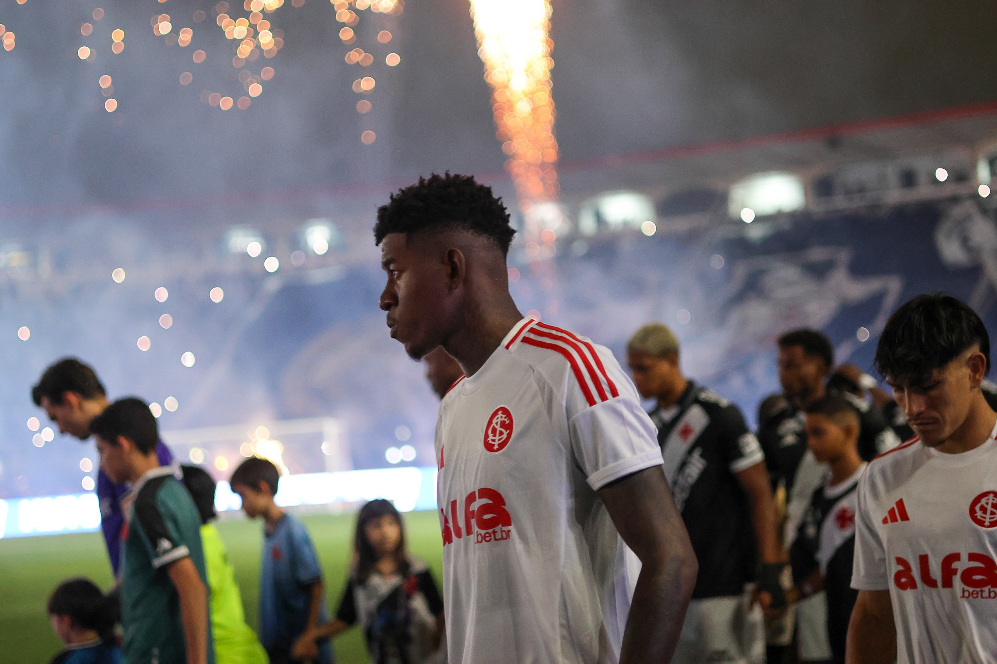 Flamengo se acerta com o Inter e fica perto de contratar o zagueiro Vitão