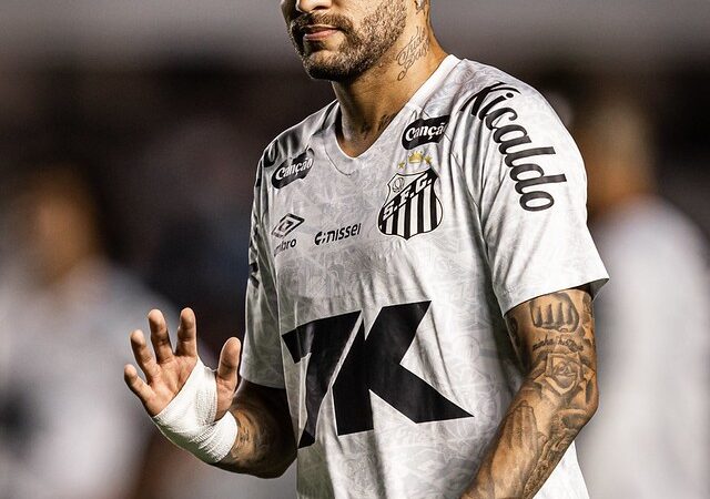 Neymar precisa de média de dois gols por jogo para entrar no top-10 de artilheiros do Santos; veja lista