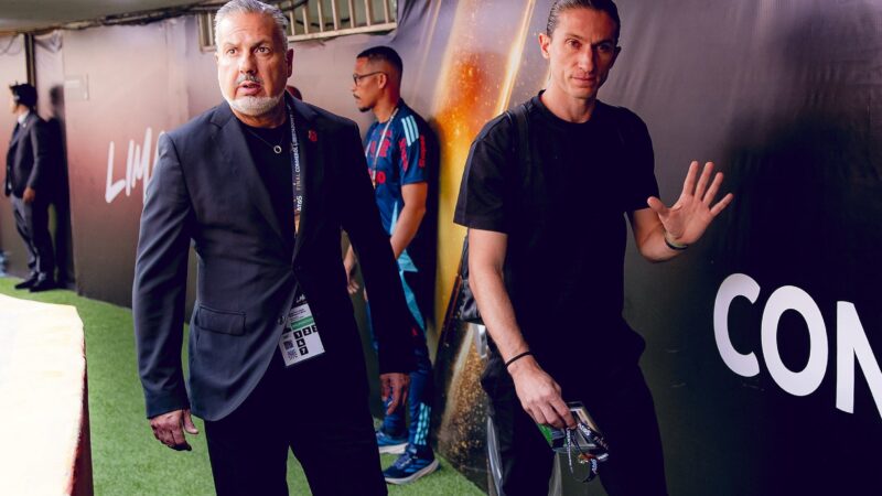 Flamengo deseja reduzir média de idade do elenco e espera fim do Brasileiro para avançar em reforços