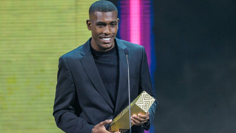 Resumo da Central: Vasco quer mais por Rayan, Timão segura Hugo Souza, e Flu mira em Arana