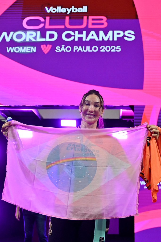 Tifanny chora ao subir no pódio com Osasco após ser barrada: “Me tiraram de lá de dentro”