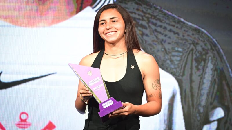 Melhor zagueira da temporada, Mariza se emociona em despedida do Corinthians Feminino