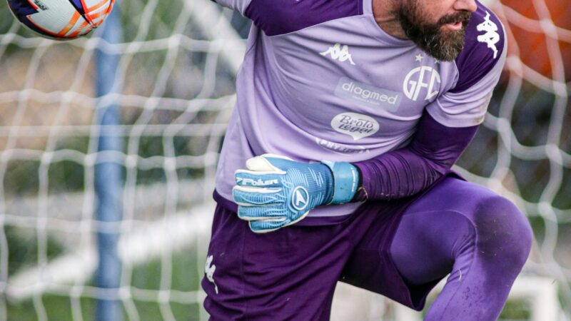 Com dores, Fernando Miguel vira preocupação no Guarani; entenda