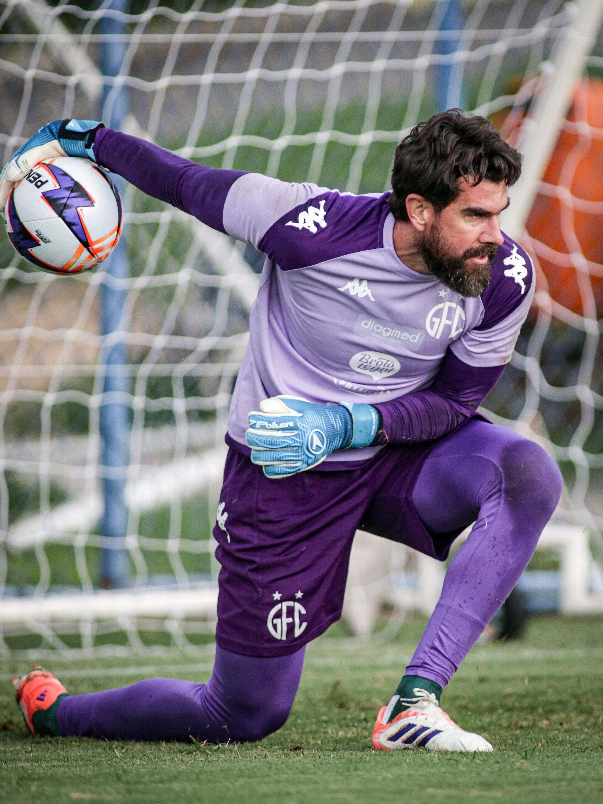 Com dores, Fernando Miguel vira preocupação no Guarani; entenda