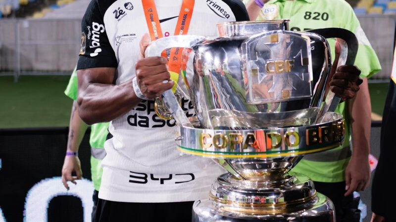 Jovem lateral do Corinthians foi ao Rio de ônibus e pediu ingressos para final a companheiros de time