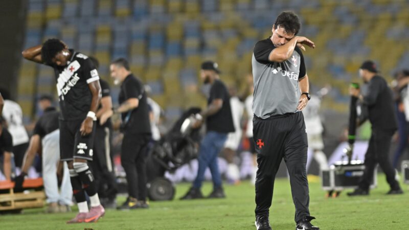 Diniz se emociona e consola filho na saída do Maracanã após vice do Vasco