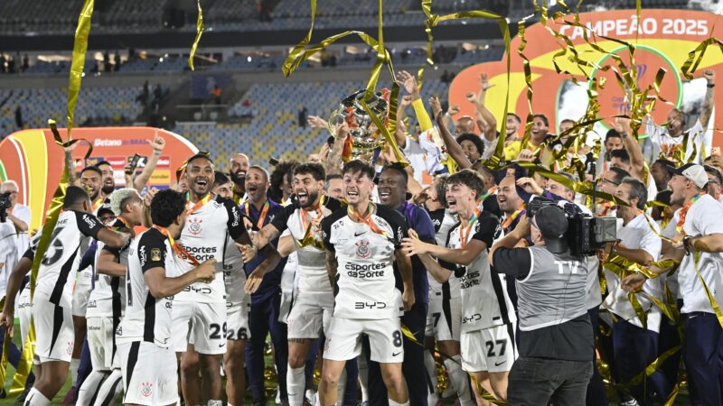 Garro admite temporada difícil no Corinthians, mas celebra: “Uma honra levantar essas taças”