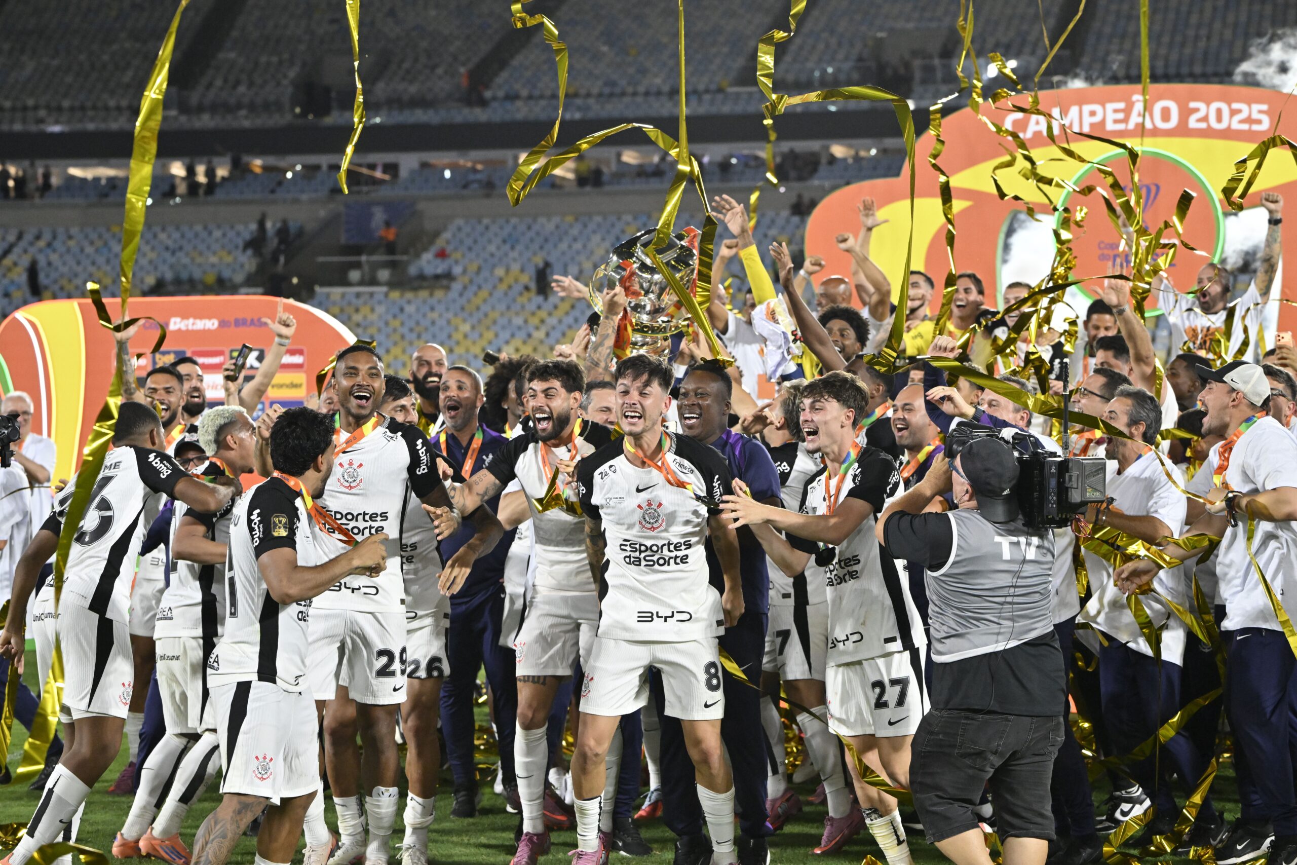 Garro admite temporada difícil no Corinthians, mas celebra: “Uma honra levantar essas taças”